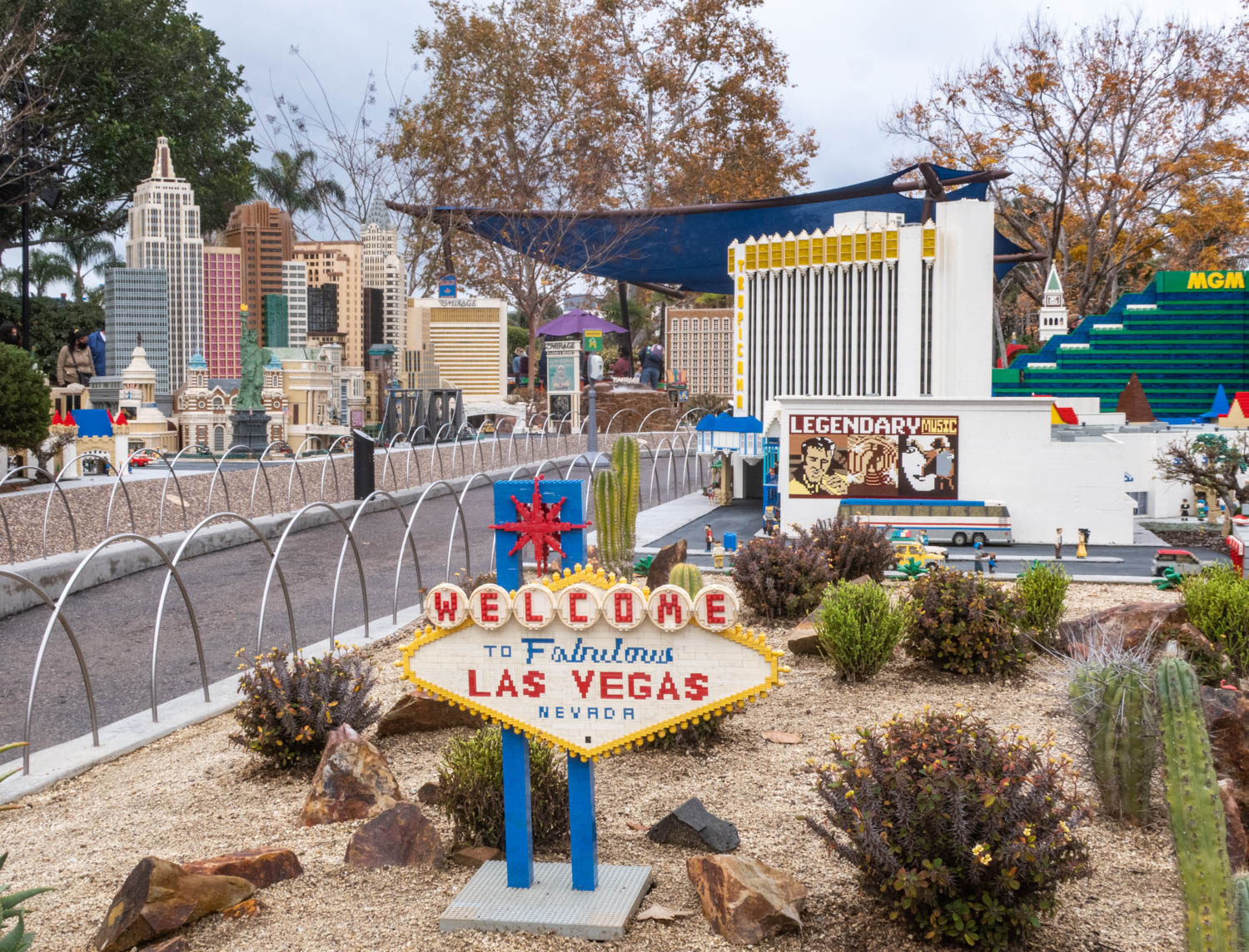 LEGO® Iconic Brick Ice Cube Tray -Pink – LEGOLAND® California Resort Online  Shop